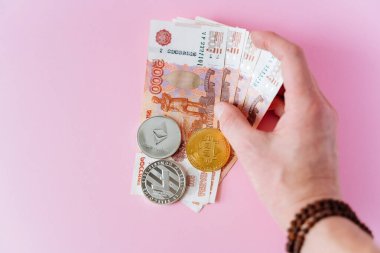 Büyük miktarda kağıt para ve bitcoin paralarının ellerinde. Zenginlik, Rus Para Birimi ve Dünya Bitcoin 'i, Nasıl Yatırım Yapılır. Yüksek kalite fotoğraf