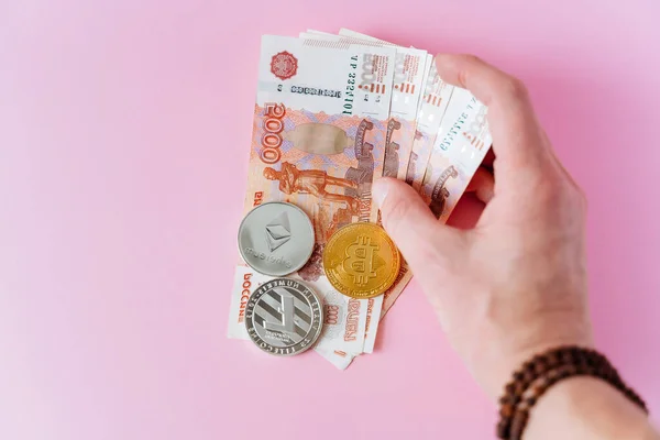 Büyük miktarda kağıt para ve bitcoin paralarının ellerinde. Zenginlik, Rus Para Birimi ve Dünya Bitcoin 'i, Nasıl Yatırım Yapılır. Yüksek kalite fotoğraf