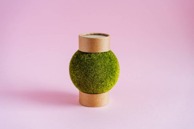 İki büfede bir çimen topu. Bitkilerden yapılmış heykelcikler. Bahçede ve sebze bahçesinde alışılmadık tasarım çözümleri. Yüksek kalite fotoğraf