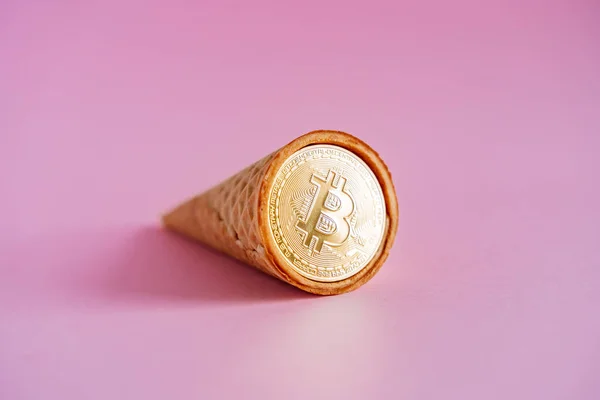 Gofret boynuzunda Bitcoin para. Şifreli para biriminin alışılmadık bir stilize fotoğrafı. Para kazanmak için yeni yollar. Kripto para yatırımı. Yüksek kalite fotoğraf