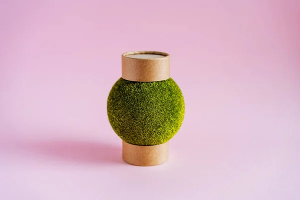 Una Bola Césped Dos Gradas Figuras Hechas Plantas Soluciones Diseño — Foto de Stock