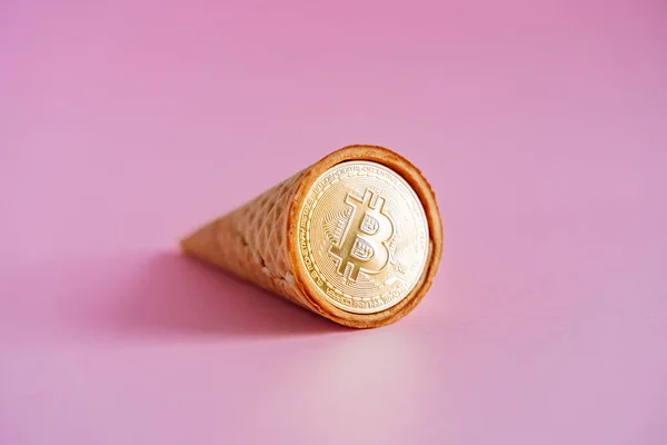 Bitcoin Waffelhorn Ein Ungewöhnlich Stilisiertes Foto Der Kryptowährung Neue Möglichkeiten lizenzfreie Stockfotos