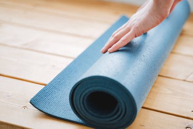 Bir el yoga minderi monte etmek için. Yukarıdan yakın görüntü, kauçuk spor paspasının dokusu. Yüksek kalite fotoğraf