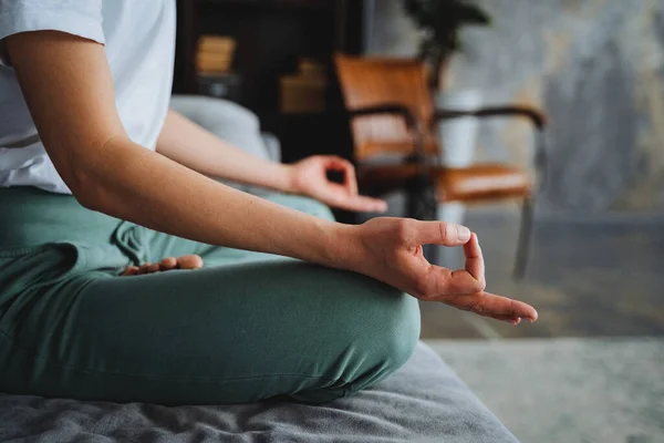 Meditasyondaki elin yan görünüşü parmakları mudru rütbesine katlıyor. Genç bir kadın evde yoga, Zen pratiği, Asana sükunet nilüfer pozu yapıyor. Yüksek kalite fotoğraf