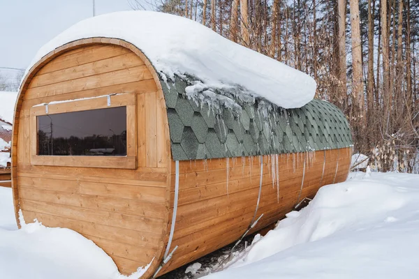 Die Badewanne Steht Der Natur Unter Einer Schneeschicht Lange Hölzerne lizenzfreie Stockbilder