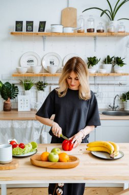 Evde taze sebzelerden yemek pişirmek. Sağlıklı bir diyet ve yaşam tarzı için bitkisel gıdalar. Ev mutfağında vejetaryenlik kavramı. Yüksek kalite fotoğraf