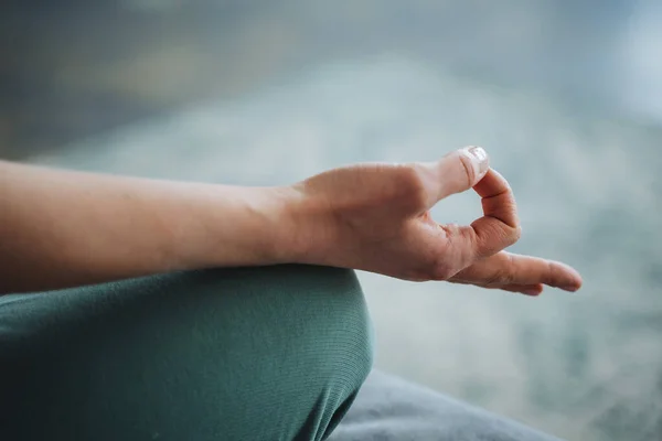 Meditasyon el çekimi, parmaklar Mudra ayinini katlar, yoga pratiği. Huzur, huzur, kendini sev, sağlığına dikkat et. Yüksek kalite fotoğraf