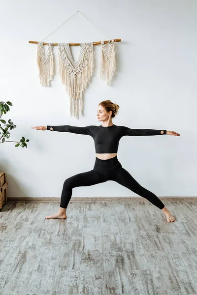 Girl Black Suit Engaged Yoga Studio Variation Warrior Pose Virabhadrasana — Stock Photo, Image