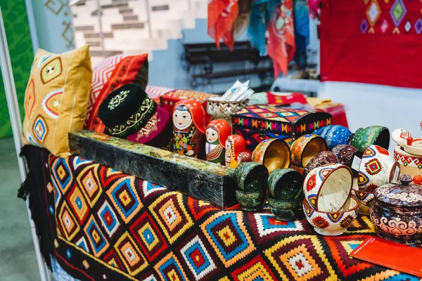 Halk sanatı objeleri. El Sanatları Sergisi. Kumaş hediyelerindeki desenler. Yüksek kalite fotoğraf
