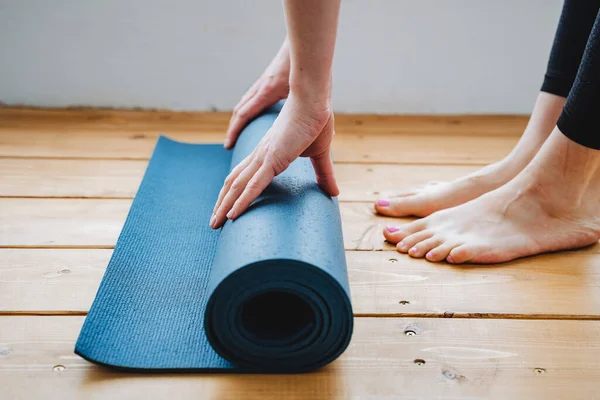 Das Konzept Yoga Hause Machen Hände Auf Der Matte Neben — Stockfoto