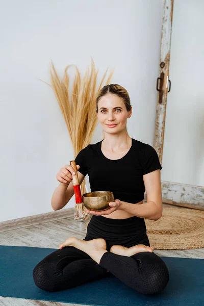 Charming Girl Tibetan Bowl Her Hands Lady Plays Singing Bowl — Stock Photo, Image