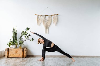 Evde Yoga Stüdyosu Kızı Tek Başına Asanas Utthita Parshva Trikonasana Stand Poz Regonum 'u Uyguladı. Yüksek kalite fotoğraf