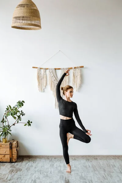 Girl Practices Meditation Home Asana Parshva Vrikshasana Tree Pose Morning — Stock Photo, Image