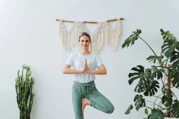 Girl Engaged Yoga Stands Tree Pose Sporty Girl Meditates Wide — Stock Photo, Image