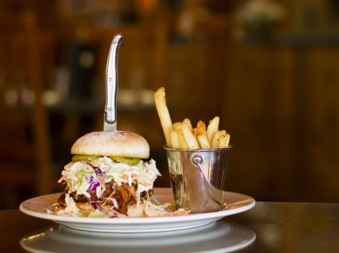 Çekti domuz eti ve lahana salatası sandviçi sarımsak patates kızartması ile