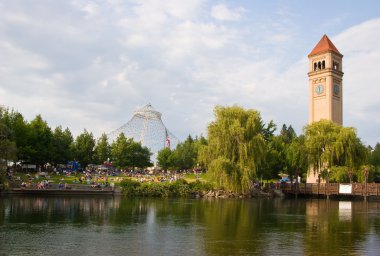 Spokane Nehri nehir kenarında park Saat Kulesi ile