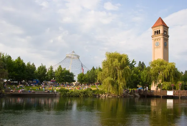 Spokane řeka v riverfront park s věží s hodinami — Stock fotografie