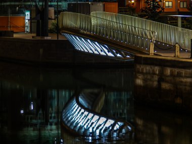 Köprü geceleri yanar