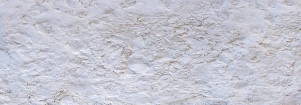 非常にラフ 白い塗装の壁の瓦礫の石で作られたパノラマのクローズアップ — ストック写真