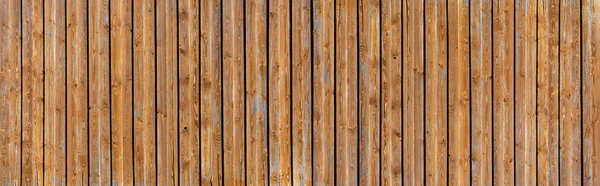 Braune Leicht Verwitterte Holzpanoramawand Mit Dunklen Zwischenräumen Zwischen Den Vertikalen Stockbild