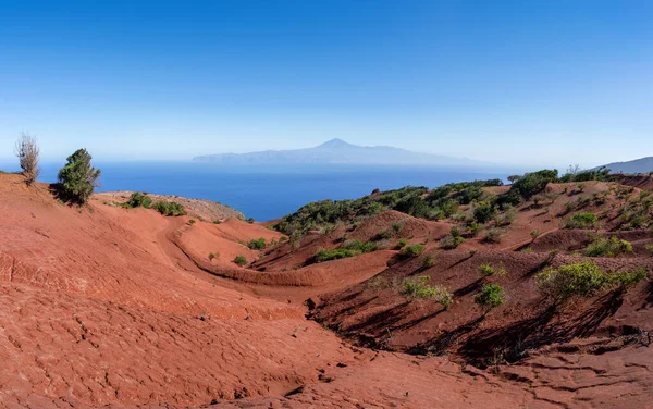 La Gomera, Kanarya Adaları 'nın kuzeyindeki Teide ile komşu Tenerife adası manzaralı kızıl topraktan oluşan resim erozyonu manzarası. 