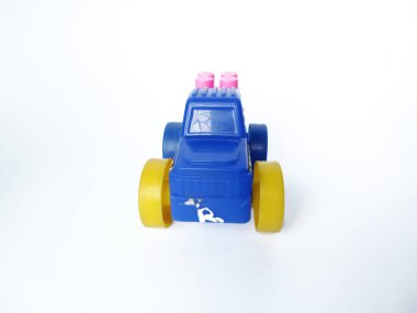 Beyaz arka planda oyuncak araba lego parçaları.