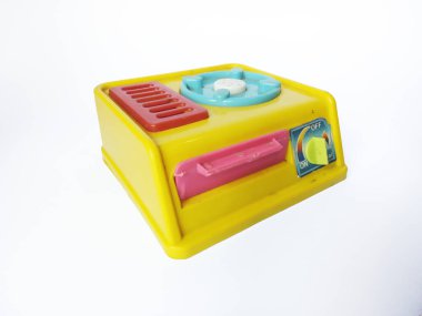Çocukların sarı plastik fırını ve mavi tenceresi ya da beyaz arka planda kızartma tavası. Kızların oyuncak mutfağı. Yemek pişirme kavramı. Eğitici Çocuk Oyunları.