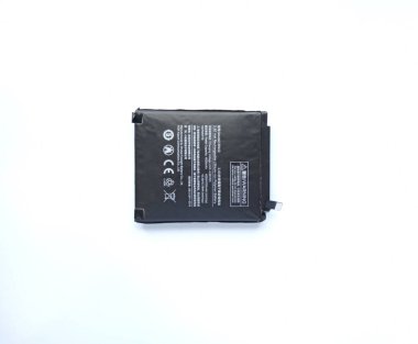 Şişmiş cep telefonu bataryası. Süresi geçmiş ya da düşük kalitede pil