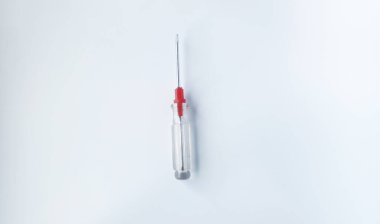 Beyaz arkaplanda kırmızı ve beyaz tornavida izole edildi.