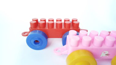 Beyaz arka planda lego kübü dolu oyuncak bir araba. Eğitici oyuncaklar