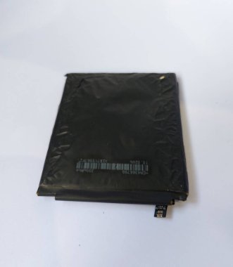 cep telefonu şarj edilebilir pil. Beyaz arka plan üzerinde izole