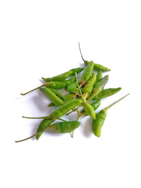 yeşil sıcak kırmızı biber beyaz arkaplanda izole edilmiş, üst görünüm