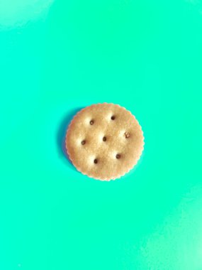 Lezzetli bisküviler izole edilmiş, mavi arkaplan
