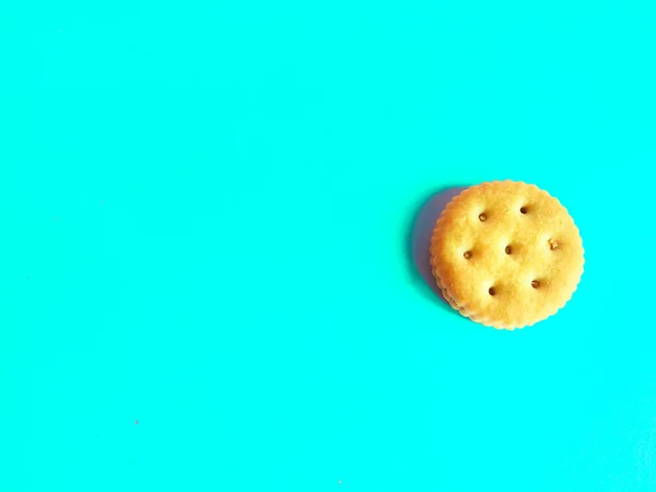 Biscoitos Saborosos Isolado Copiar Espaço Fundo Azul — Fotografia de Stock