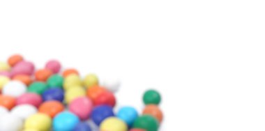 Beyaz arkaplan kullanımı üzerine Gökkuşağı Renkli Çikolata Yığını için soyut bulanık görüntü.