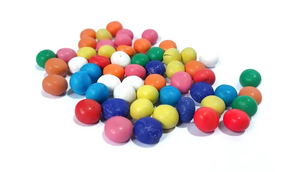 Een Stapel Van Rainbow Colored Candy Coated Chocolate Buttons Geïsoleerd — Stockfoto