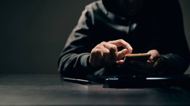 Hacker, hırsız parmaklarını kullanarak akıllı telefonlardaki kişisel verileri kırıyor. Kişisel veri hackleme ve finansal hack kavramı.