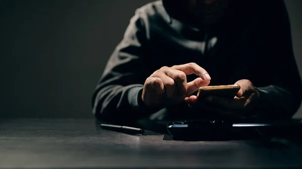 Hacker Ladrão Está Usando Seus Dedos Para Pressionar Senhas Para — Fotografia de Stock