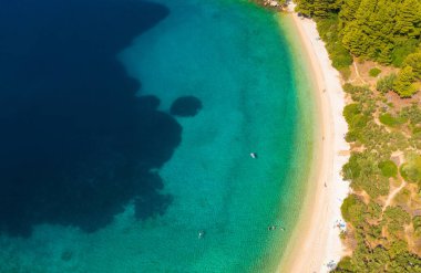 Makarska Riviera, Adriyatik Denizi ve Hırvatistan 'daki çakıl taşlı Duba plajının hava manzarası