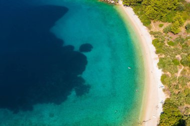 Makarska Riviera, Adriyatik Denizi ve Hırvatistan 'daki çakıl taşlı Duba plajının hava manzarası