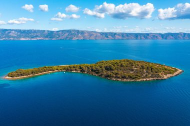 Hırvatistan 'ın Hvar Adası yakınlarındaki Adriyatik Denizi' ndeki Küçük Ada