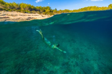Hırvatistan 'ın Hvar adasındaki Adriyatik Denizi' nde serbest dalış yapan kız