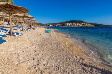 Hırvatistan 'ın Adriyatik Denizi kıyısındaki Primosten kasabasındaki sahil