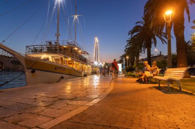 Akşamları Makarska kenti, Adriyatik Denizi, Hırvatistan