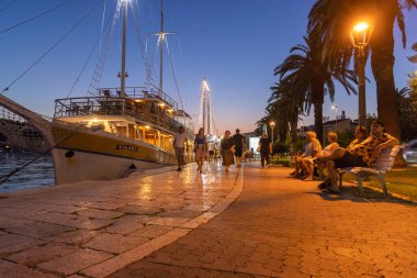 Akşamları Makarska kenti, Adriyatik Denizi, Hırvatistan