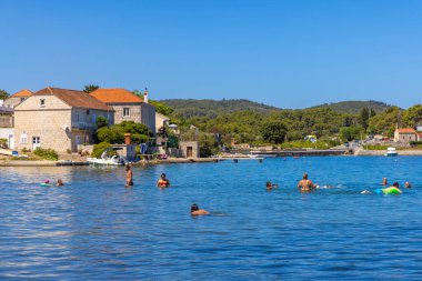 Hırvatistan 'ın Adriyatik Denizi' ndeki Korcula Adası 'ndaki Lumbar kasabasındaki plaj.