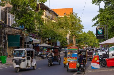Phnom Penh caddelerinde trafik var. Şehir merkezi, Kamboçya.