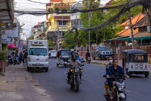 Phnom Penh caddelerinde trafik var. Şehir merkezi, Kamboçya.
