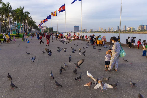 Mensen Aan Waterkant Van Phnom Penh Downtown Cambodja — Stockfoto