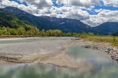 Lienz yakınlarında Avusturya 'daki Drava (Drau) Nehri